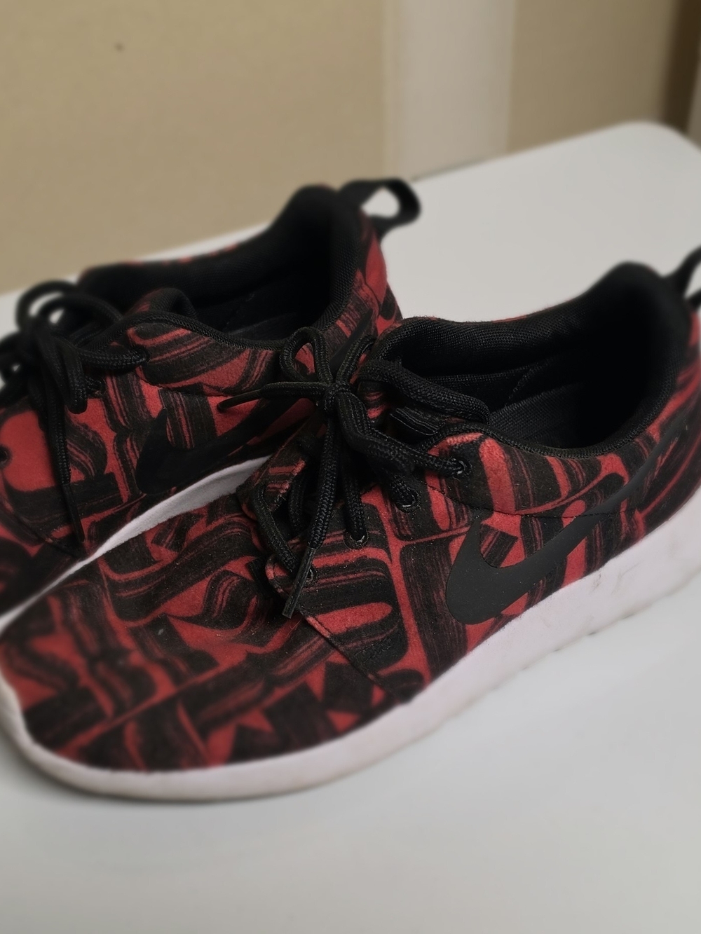 Nike ROSHE Women Red & Black Swirl Pattern Sneakers